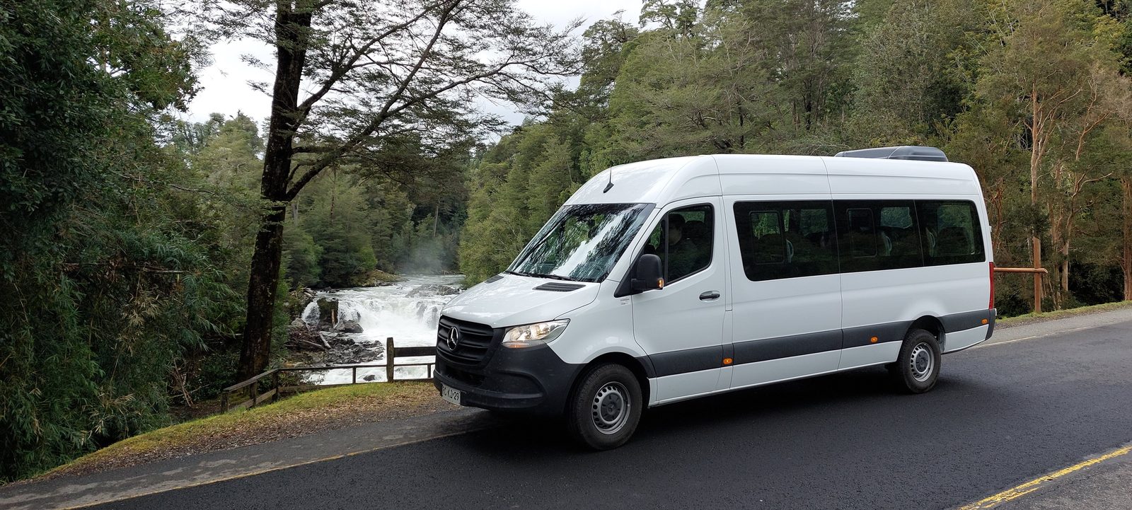 Sprinter de Transportes Moya junto a los Saltos del Petrohué